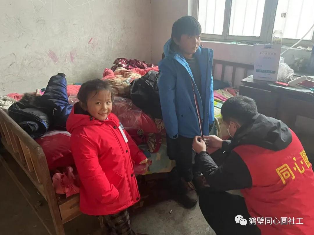 同心圆慈善志愿者工作站给孤儿发新衣
