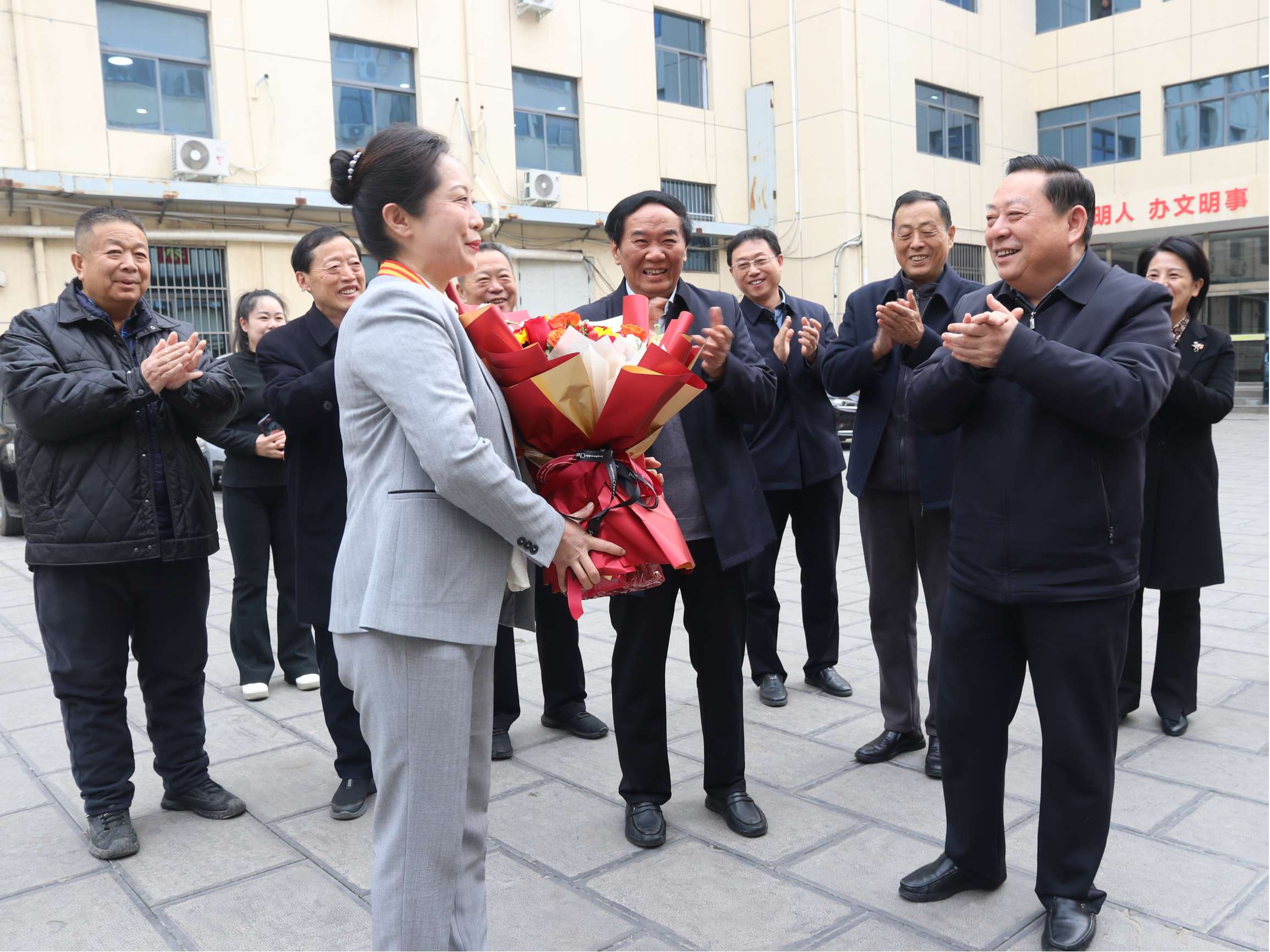 市委副书记洪利民一行看望慰问全国三八红旗手董采薇